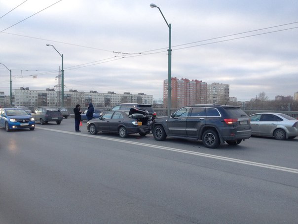 Авария на Невском путепроводе в сторону Софийской.Занята одна полоса для движения.Дпс пока нет