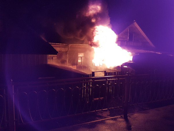 Сгорел дом в посёлке им Морозова, рядом с платформой 21км. В данный момент проливают пепелище.