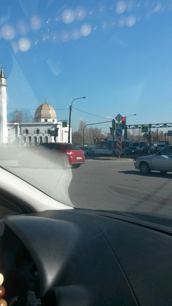 Целовашки не вовремя на перекрестке Парашютной и Репищевой, возле мечети ))). Служб нет . Скоро буду...