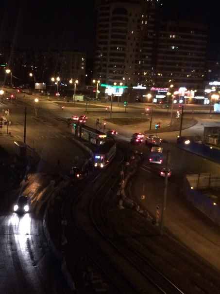 На ул. Бухарестской, после перекрёстка с пр. Славы а/м протаранил заграждения, трамваи в сторону ул....