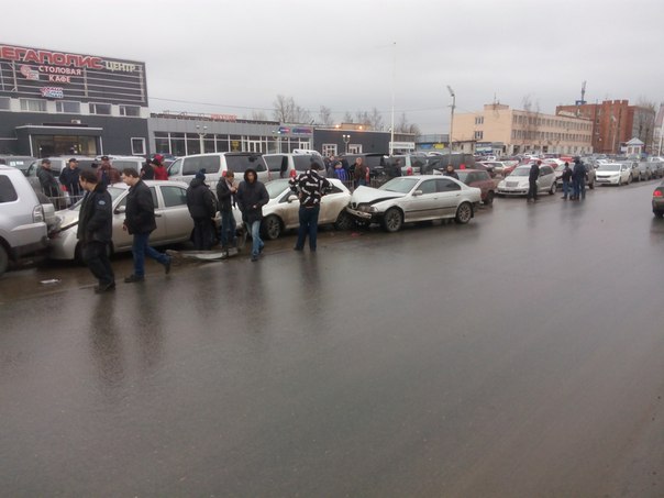 На Екатерининском 5А нехватка парковочных мест, BMW влез не по размеру.