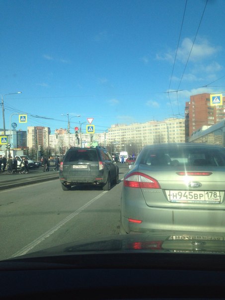Непонятно что произошло на перекрестке Стачек и Трамвайного, скорая кого-то увезла в 10.40