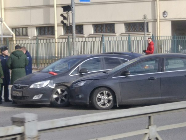 Ford и Opel столкнулись На Кантемировской и Харченко Из-за светофоров.