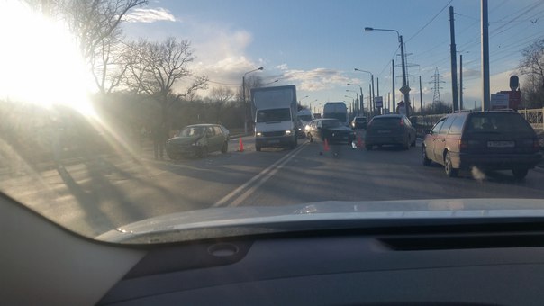 На Санкт-Петербургском шоссе возле ЛЭМЗа. Авария в сторону Пионерстроя, пробка от Ленты.