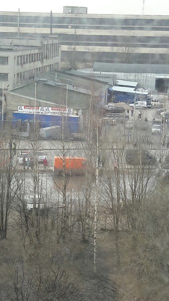 Полицией перекрыт участок Полюстровского проспекта, где Балткам с двух сторон, из здания всех выгнал...