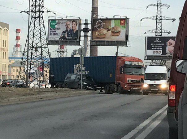 На Воздухоплавательной залез под фуру