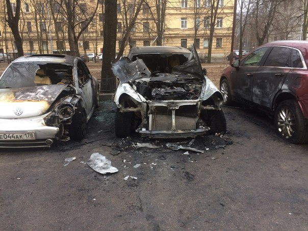 В 00-19 Во дворе дома 186 на Московском проспекте сгорело 3 автомобиля