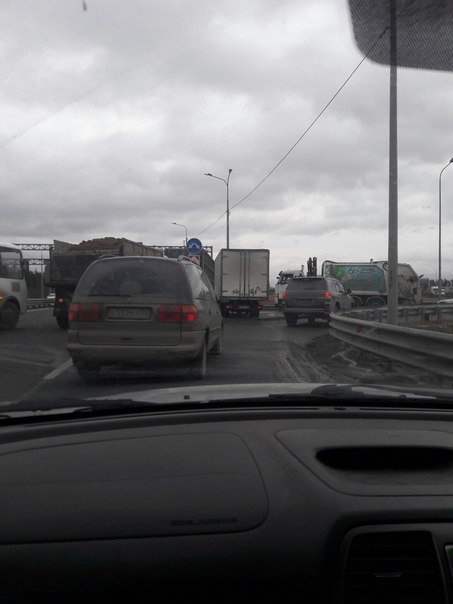 При съезде с КАДа на Левашовское шосс е(напротив Нuyndai) перевернулся грузовик с ПУХТО,
