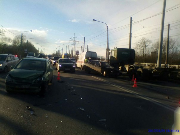 Сегодня около 17-30 на Петергофском шоссе, произошло ДТП, столкнулись два автомобиля Hyundai getz и ...