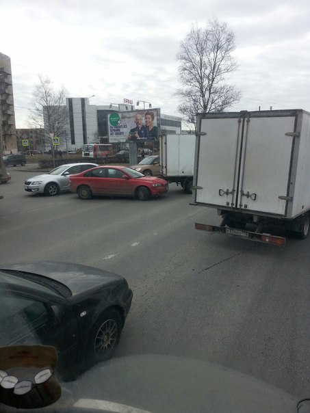 На М.Жукова у Авангардной, Volvo догнала ГАЗель, в сторону Ветеранов дорога перекрыта!