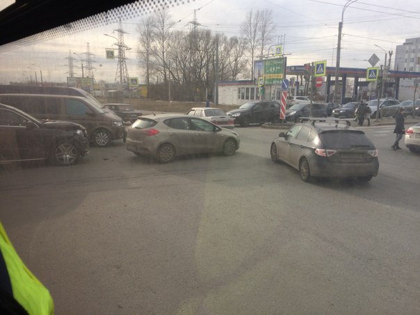 Mercedes въехал в Ceed на пересечении Индустриального и Ириновского. В сторону шоссе Революции. Пробк...