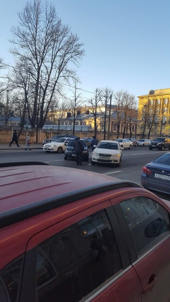 Skoda и нексия не поделили дорогу у Новгородской 23 ,проезду сильно не мешают,ждут службы .
