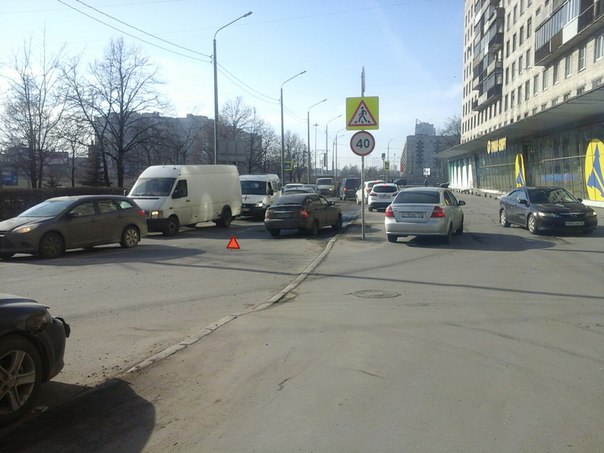 На Белградской около Славы Лада не уступила Ниссану, выезжая из двора. Обьезжают по тротуару.