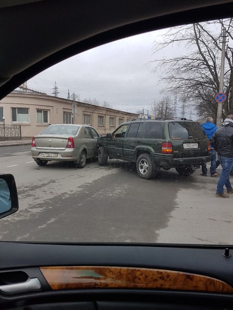 Jeep въехал в дверь Logan , на пересечении Зайцева и Возрождения.