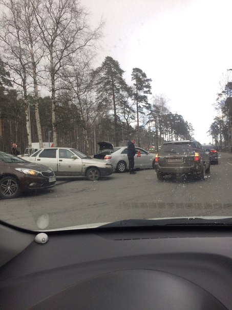 Проспект Непокоренных в сторону КАДа, на развороте видимо вторым рядом не пустили. Справа грузовик б...