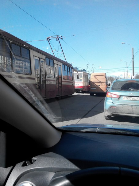На перекрестке Полюстровского и Пискаревского встали трамваи. Потому что на Пискаревском один из них...