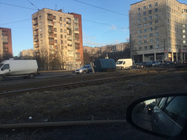 На Бухарестской у дома 49 ГАЗель не справилась с управлением и опрокинулась набок.
