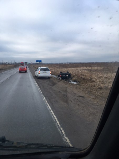 В Новом Петергофе, не доезжая Марьино, девочка вылетела с дороги.