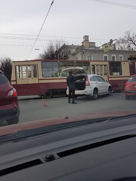 На пересечении Савушкина и Шишмаревского переулка обидели трамвай. Проезд затруднен.