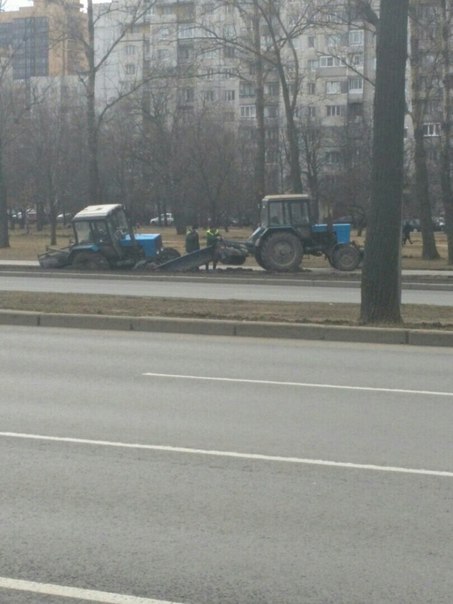 На московском проспекте трактор застрял в газоне метя траву