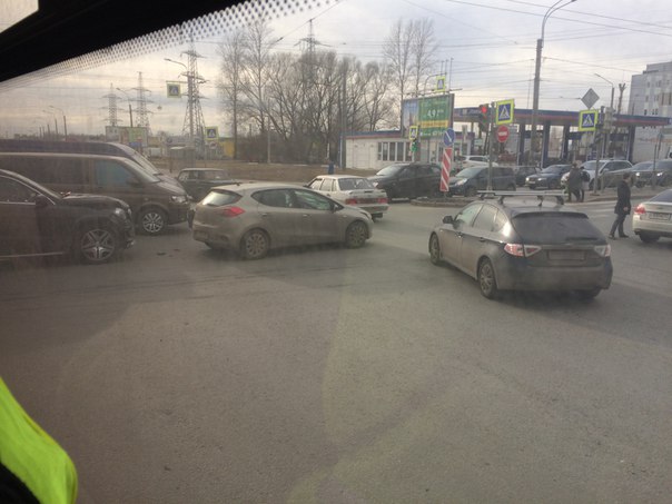 Mercedes въехал в Ceed на пересечении Индустриального и Ириновского. В сторону шоссе Революции. Пробк...