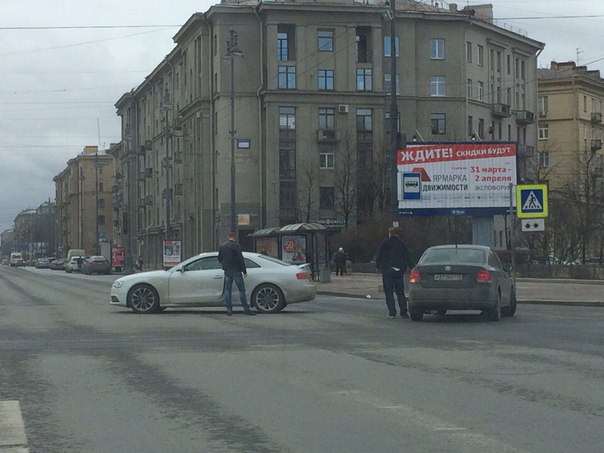 На пересечении Московского проспекта и ул. Фрунзе, в сторону Метро Московская два немца не поделили ...