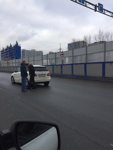 Mercedes и Volkswagen встретились на Пулковском шоссе напротив ГМ Окей в сторону города. Пробки нет...
