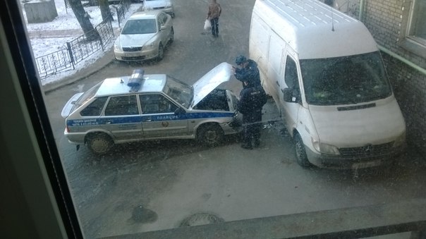 По проспекту Стачек, во дворе жилого дома, сотрудники Вневедомственной охраны на служебном автомобил...