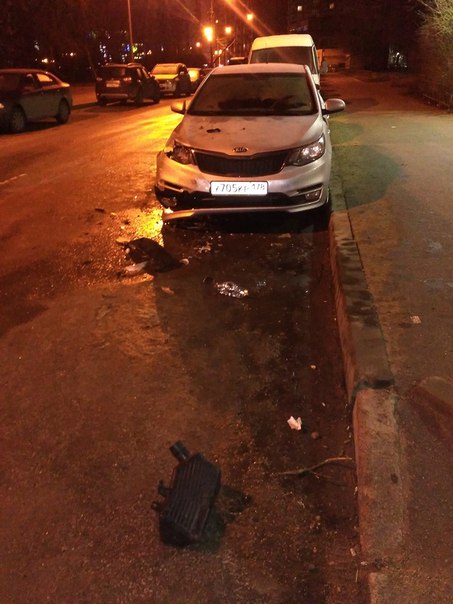 Ночью с 11 на 12 марта на Долгоозерной у дома 18 произошло ДТП, кто-то въехал в припаркованный Kia r...