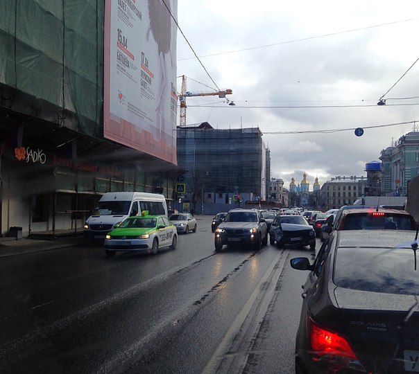 На повороте с Декабристов на Ул.Глинки...Гольф2 и BMW х3,BMW внешне отделался мелкими повреждениями)