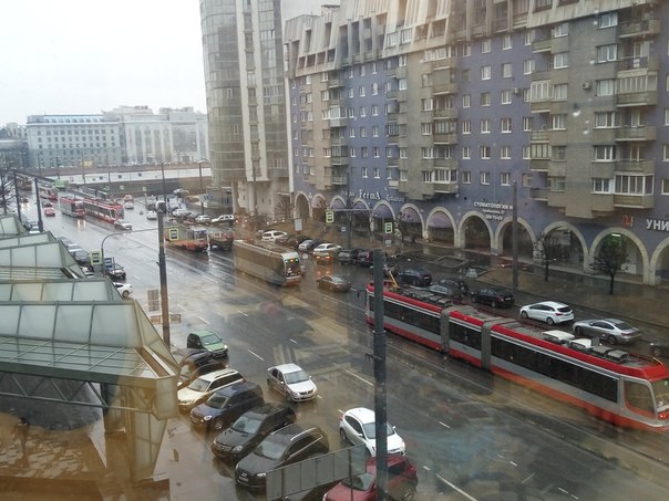 Стоят все трамваи через Сампсониевский мост в сторону Куйбышевской улицы.