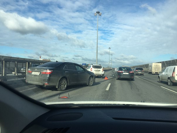 На Внешней стороне КАДа перед Беляевским мостом 4 авто в левом ряду. Пробка собирается