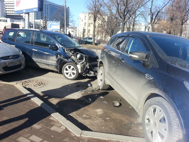5 машин разбито в результате того, что 2 женщины не поделили дорогу на пересечени Лиговского и Мос...