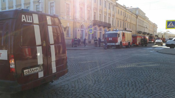 Скопление пожарной техники на Михайловской улице у филармонии