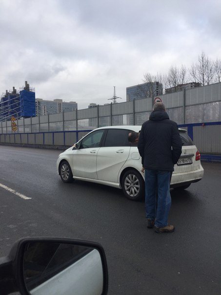 Mercedes и Volkswagen встретились на Пулковском шоссе напротив ГМ Окей в сторону города. Пробки нет...