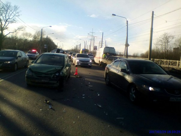 Сегодня около 17-30 на Петергофском шоссе, произошло ДТП, столкнулись два автомобиля Hyundai getz и ...