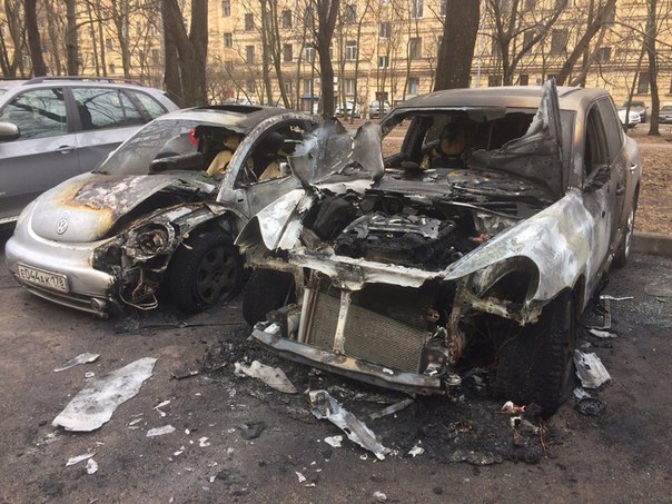 В 00-19 Во дворе дома 186 на Московском проспекте сгорело 3 автомобиля