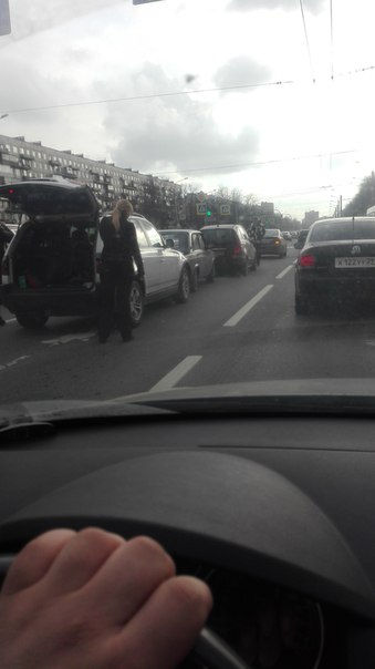 Паровозик из 4 машин на Пискаревском проспекте перед Бестужевской улицей . .15:55