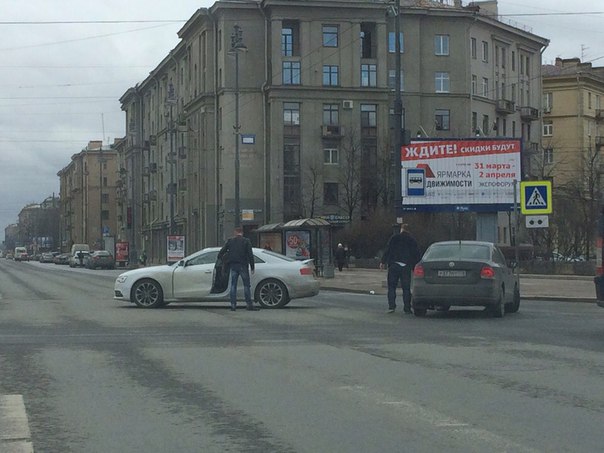 На пересечении Московского проспекта и ул. Фрунзе, в сторону Метро Московская два немца не поделили ...