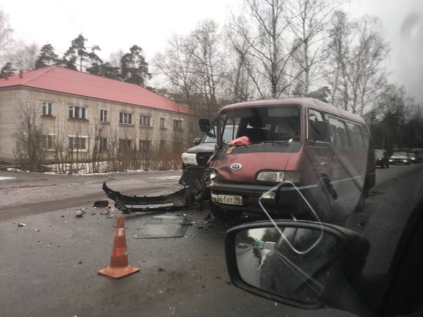 На Колтушском шоссе в сторону дороги жизни, Ленд Cruzeер 200 столкнулся с микроавтобусом