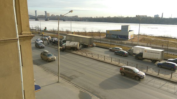 ГАЗель сломала ограждение на Малоохтинском Проспекте перед Таллинской и сама развалилась,
