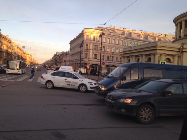 На Площади Восстания, в сторону Невского Яндекс и Subaru