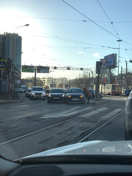 Повернули в свой ряд каждый на Светлановской площади ко 2 Муринскому. Узкий проезд справа от ДТП. Пр...