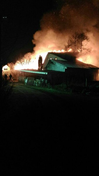 Горит жилой дом в дер.Марьино. Пожарных нет, только ГАИ, ВТОРОЙ ДОМ ПОШЕЛ ГОРЕТЬ!!!!!