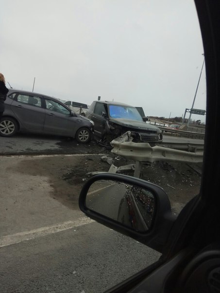 Видеорегистратор одного из участников снял момент ДТП 16 апреля на Приморском шоссе.