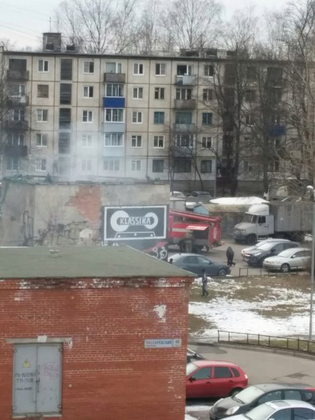 Возгорание нежилого строения,пожарная машина и 4 сотрудника на месте,тушат во дворе Пискарёвский 40-...