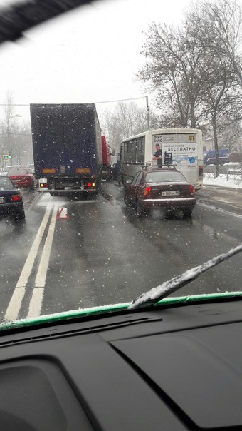 Перегородили дорогу в Красное село, первый перекрёсток после Горелово, объезд по встречке...