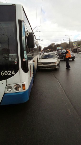 Ваз прижался к троллейбусу у Метро Академическая, на Гражданском проспекте, после перекрестка с прос...