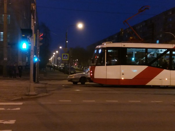 На пересечении Купчинской и Пловдивской столкновение трамвая с Ладой .