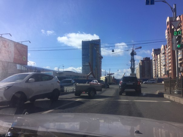 На пересечении ул.Савушкина и Туристской улицы в сторону выезда из города в правом ряду стоят маши...